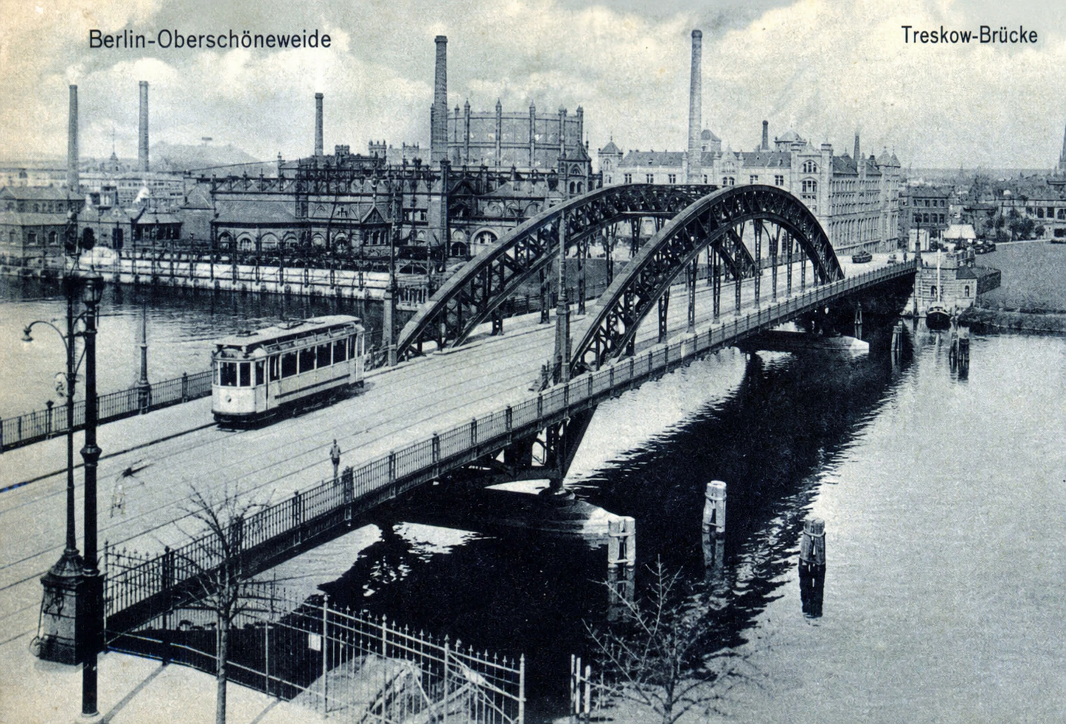 Historische Ansicht der Treskowbrücke mit Straßenbahn und der Gasanstalt Oberspree im Hintergrund, 1926
