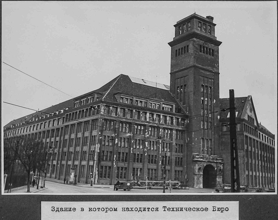 Ansicht der Peter-Behrens-Baus mit Turm im Frühjahr 1946.