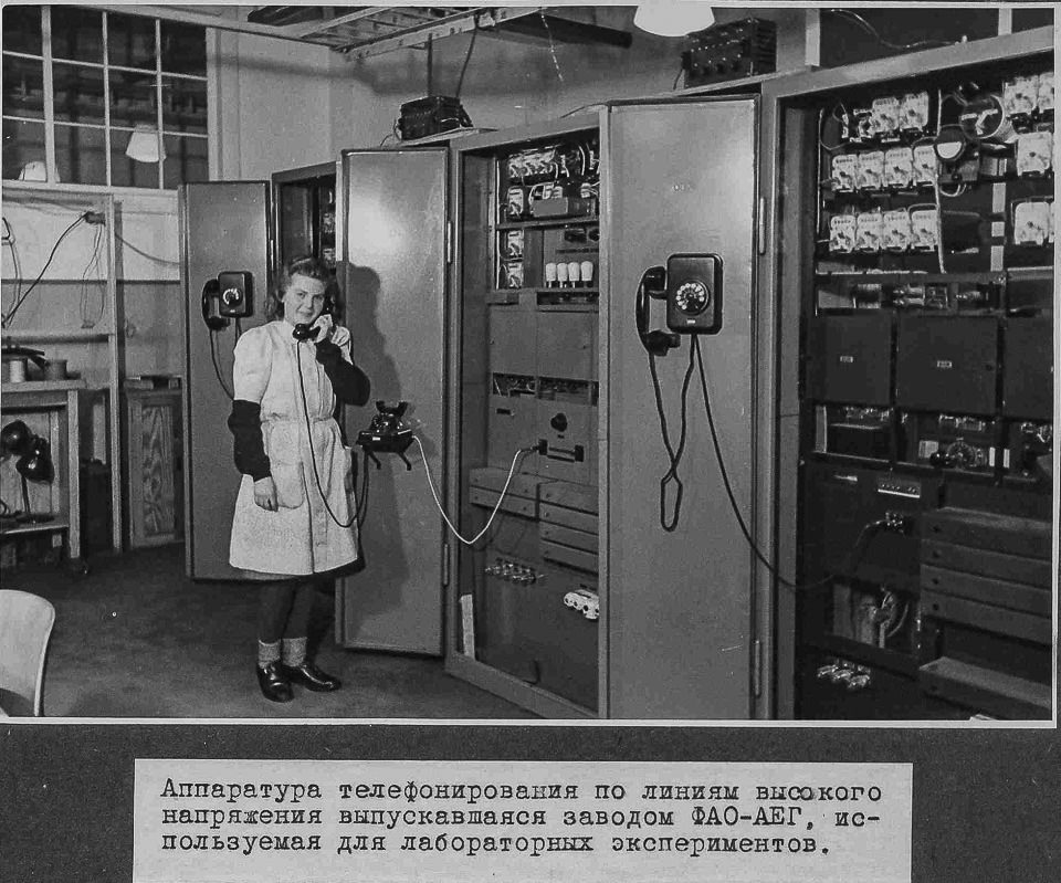 Telefonapparatur für Linien hoher Leistung, hergestellt vom Werk FAO-AEG wird für Laborexperimente g…