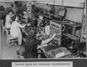 Arbeitsplatz für die Prüfung von Halbfabrikaten.
