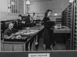 Mitarbeiter im Zeichnungsarchiv an den Archivschränken.