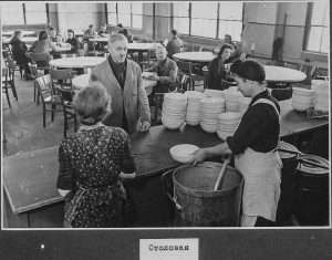 Essensausgabe in der Kantine des NEF