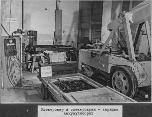 Aufladen eines Elektrokarrens und einesElektrokrans.
