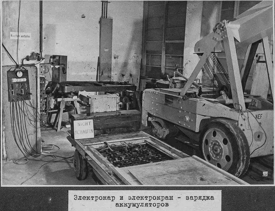 Aufladen eines Elektrokarrens und einesElektrokrans.